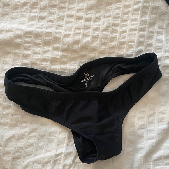 Black Volcom bikini - Picture 3 of 6